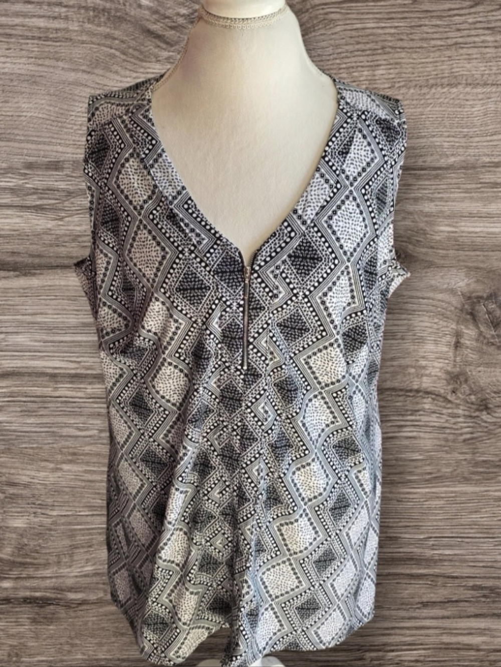 🟰 Notations Black & White Geometric V-Neck Sleeveless Top